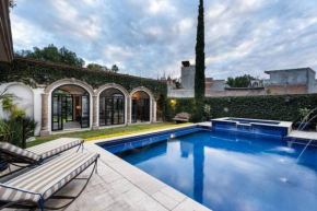 Casa Regina, Stylish 3BR Home in Centro with Rooftop & Jacuzzi